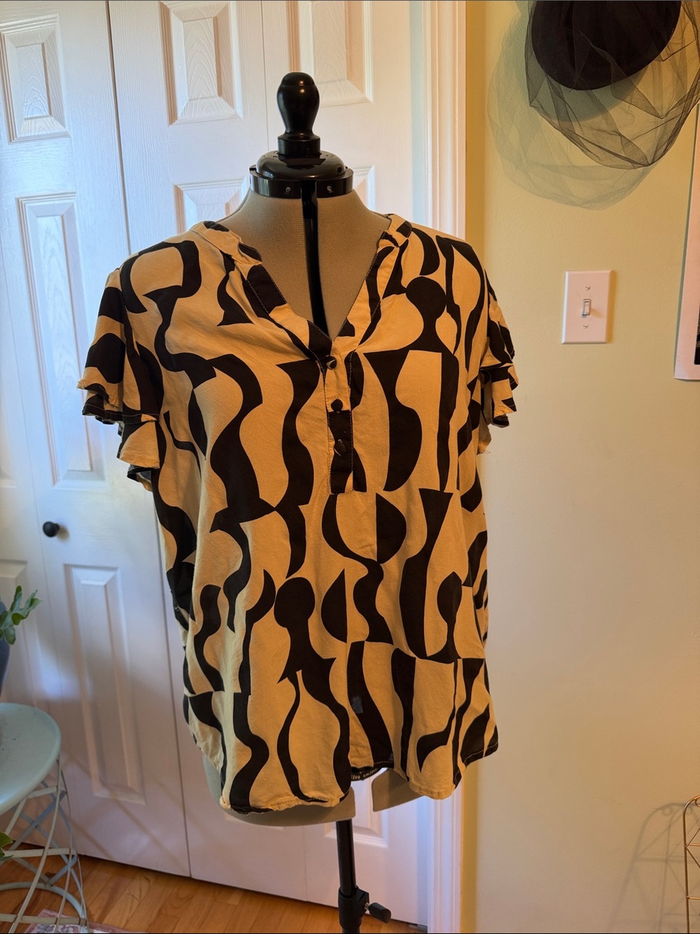 Womens Black and Tan Patterned Short Sleeve Blouse